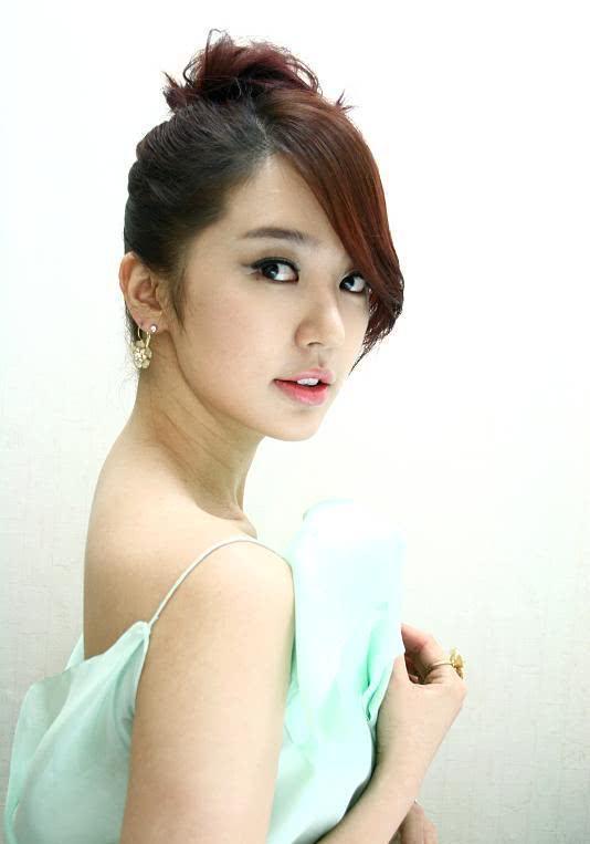 曾经的韩国人气女王,尹恩惠是如何跌落神坛,沦落至无人问津的?