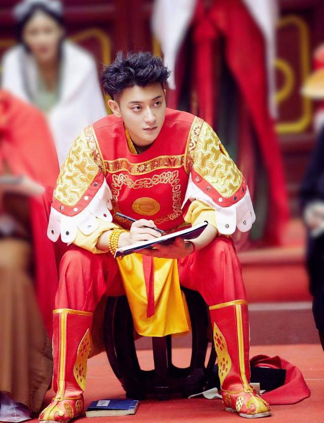 黄子韬萌探探探案秀霸气侧空翻不忘初心弘扬中华武术