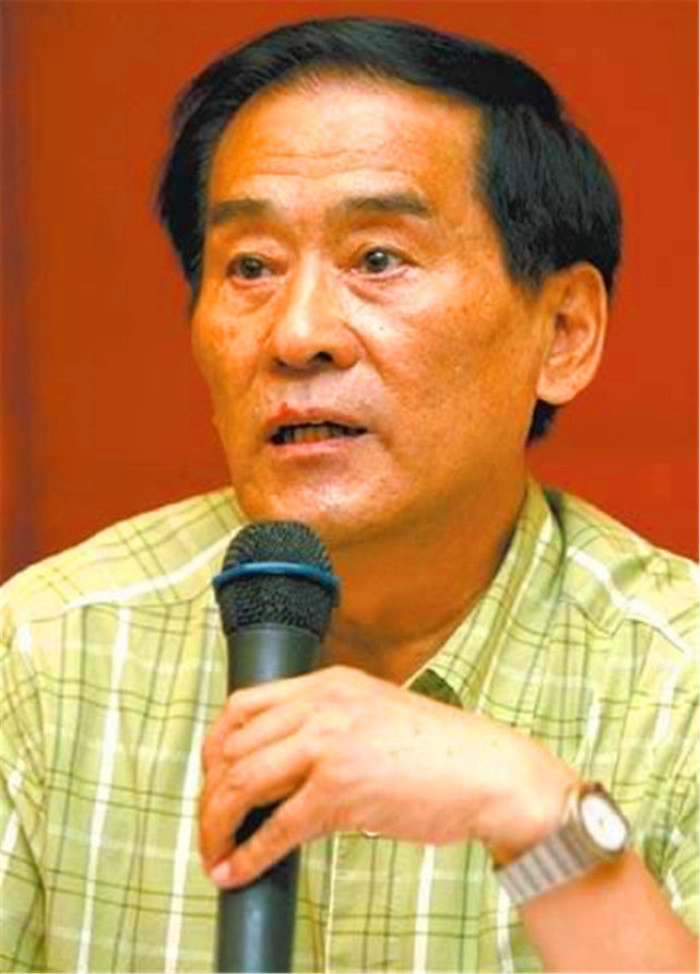 不可否认的是,郝爱民也是一位老相声前辈,而且还是相声大师侯宝林的