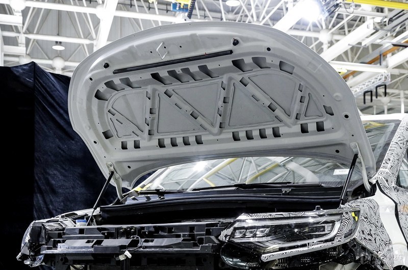 mpv的安全性一定差?荣威imax8碰撞安全解析