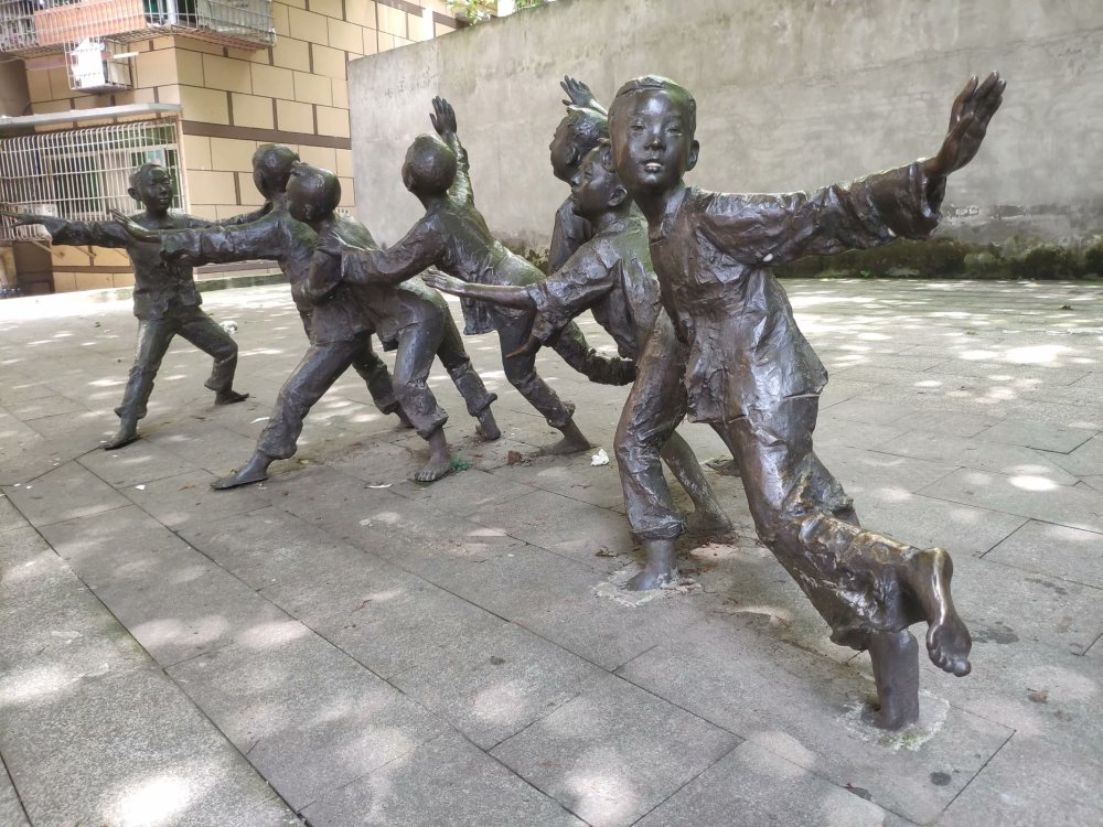 重庆杨家坪街头现"老鹰捉小鸡"雕像,唤起市民对童年快乐的回忆