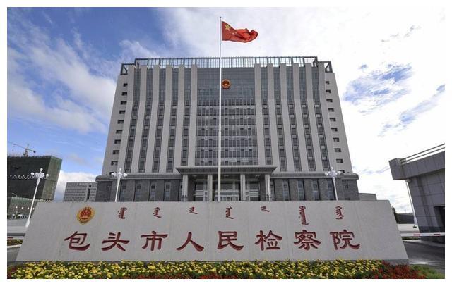 包头市中院审理认定:在2000年至2012年,被告人杨汉忠利用职务便利,为