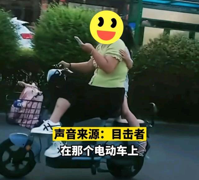 山東一女子騎單車,翹著二郎腿看手機,身後女孩盯著看!