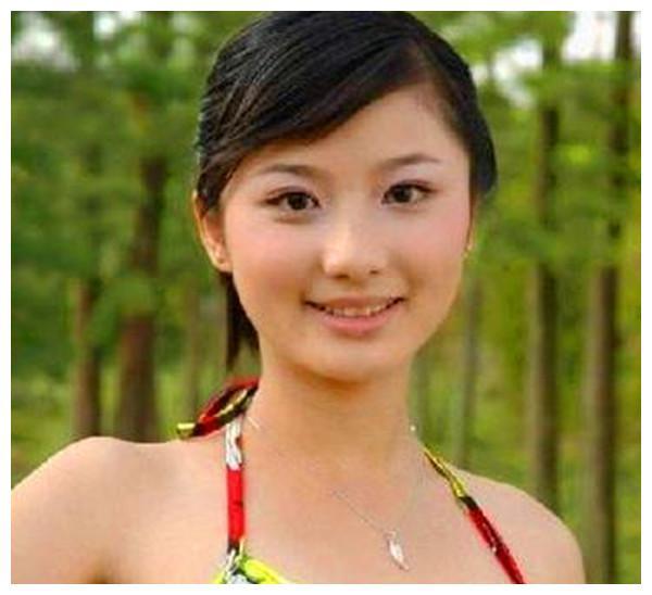 云南在校大学生,为了赚钱在夜总会当兼职小妹,渐渐地一个叫木鸿章的