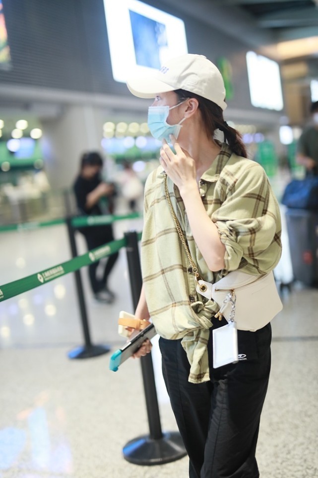 李晟不修边幅,穿拖鞋配格纹衫,和老公嬉笑打闹,素人感拉低气质