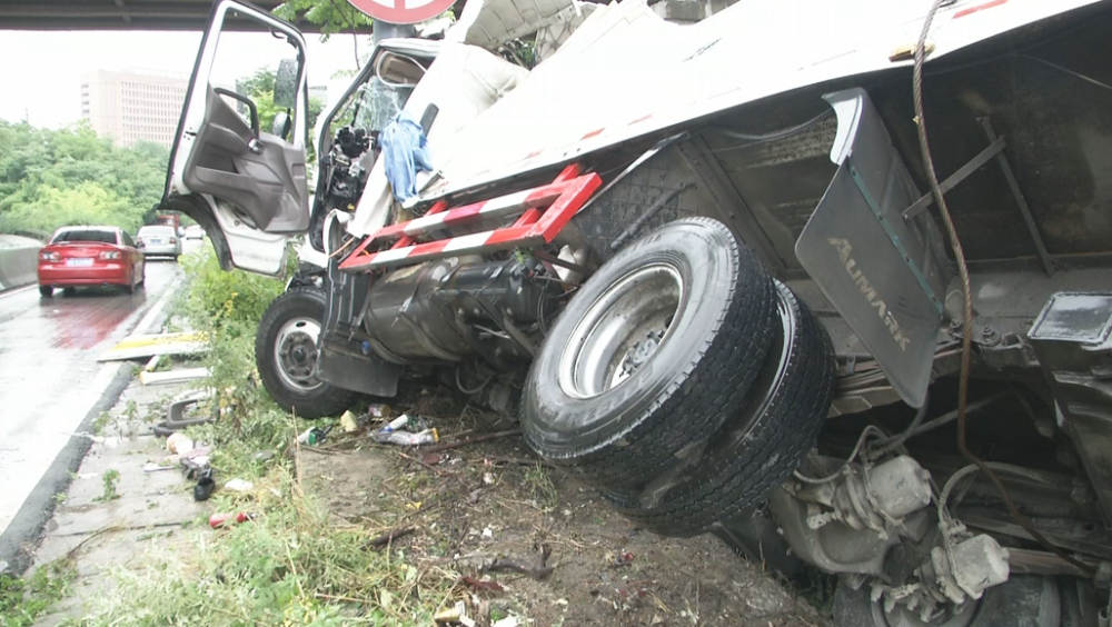 贵阳一货车撞上标识杆发生侧翻,车头严重变形,玻璃碎了一地_腾讯新闻