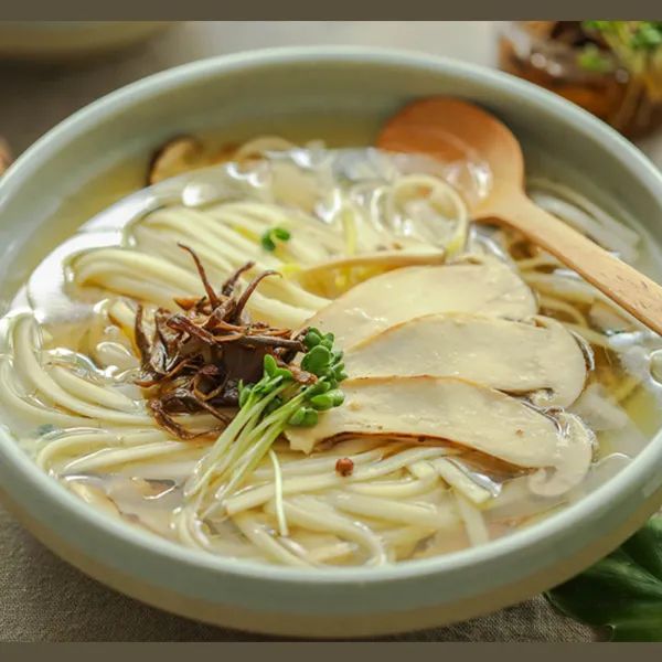 胃不好吃什么一碗清汤松茸乌冬面清淡养胃健脾滋阴
