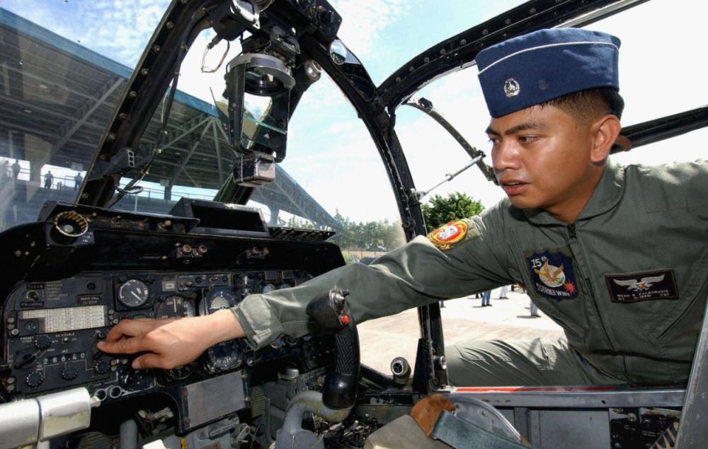 本周三晚上,载有三名飞行员和三名机组人员的s-70i黑鹰直升机在菲律宾