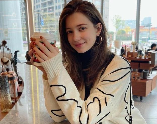 浙大"混血校花"火了,撞脸赵薇,中文名字却让人哭笑不得