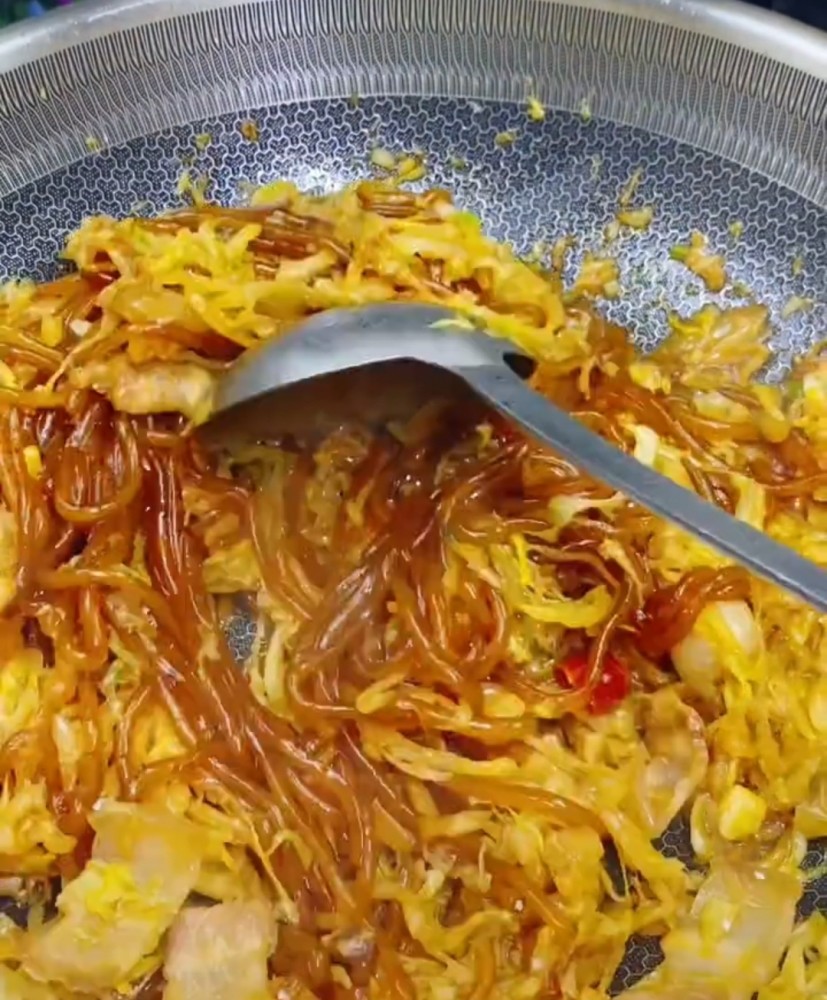 今天美食,酸菜炒粉,东北名菜,好吃下饭,开胃,东北人的最爱.