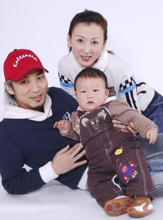 从春晚歌星到阶下囚,被砍3刀缝130针毁容,翻红后又吸毒,找死!