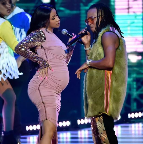 说唱女人怀孕也性感美国歌手cardib晒二胎孕照