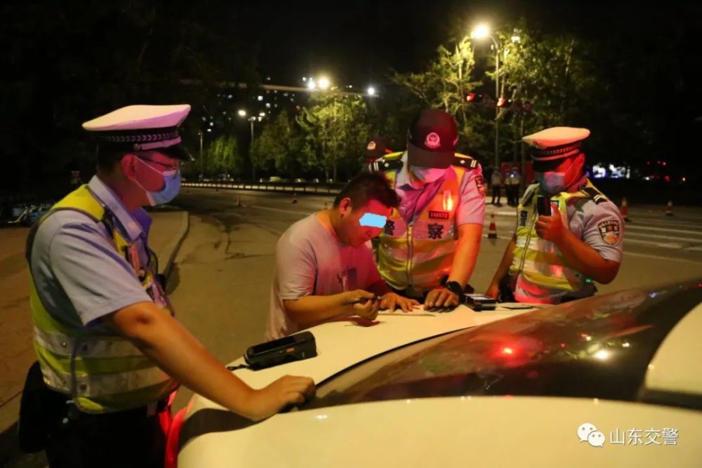 一男子酒驾被查"花式"吹气20余次!|一线微观