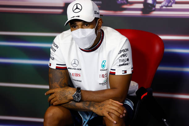 汉密尔顿红牛至少比我们快十分之三秒我们需要提升性能