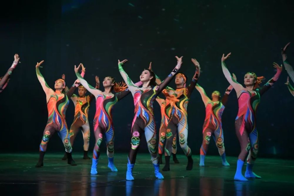 杂技剧《忆·华年》征服沈阳观众_腾讯新闻