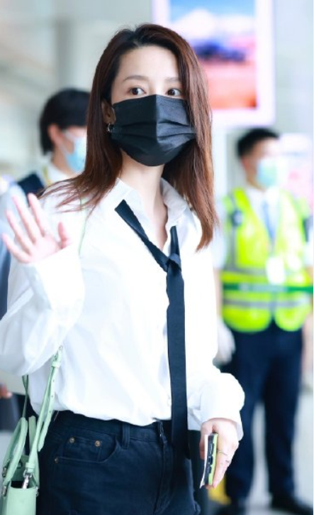 女星李沁机场秀热辣身材,白衬衫配松垮领带,有韩国女团范了
