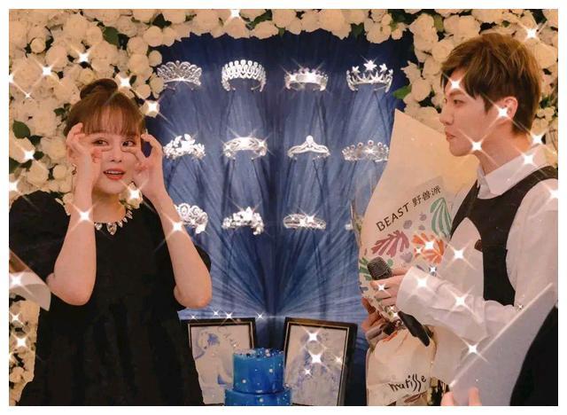 赵本山的女儿球球被求婚成功与男友相拥接吻男友是歌手姜鹏之子