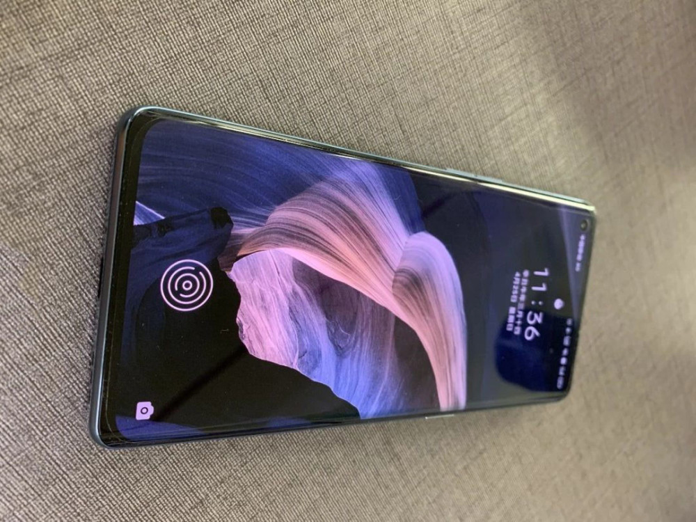 的曲面屏设计了,这款手机来自oppo子品牌realme发布的真我x7pro至尊版