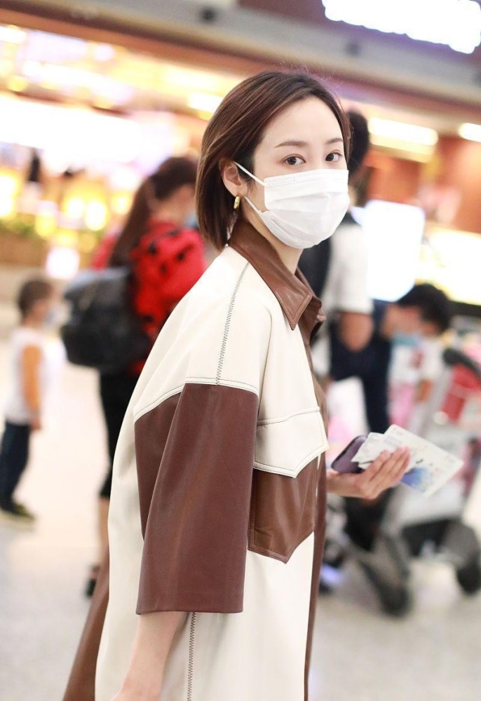 李纯戴口罩撞脸王鸥,穿肥哒哒的衬衫配牛仔裤,真是够接地气的_腾讯