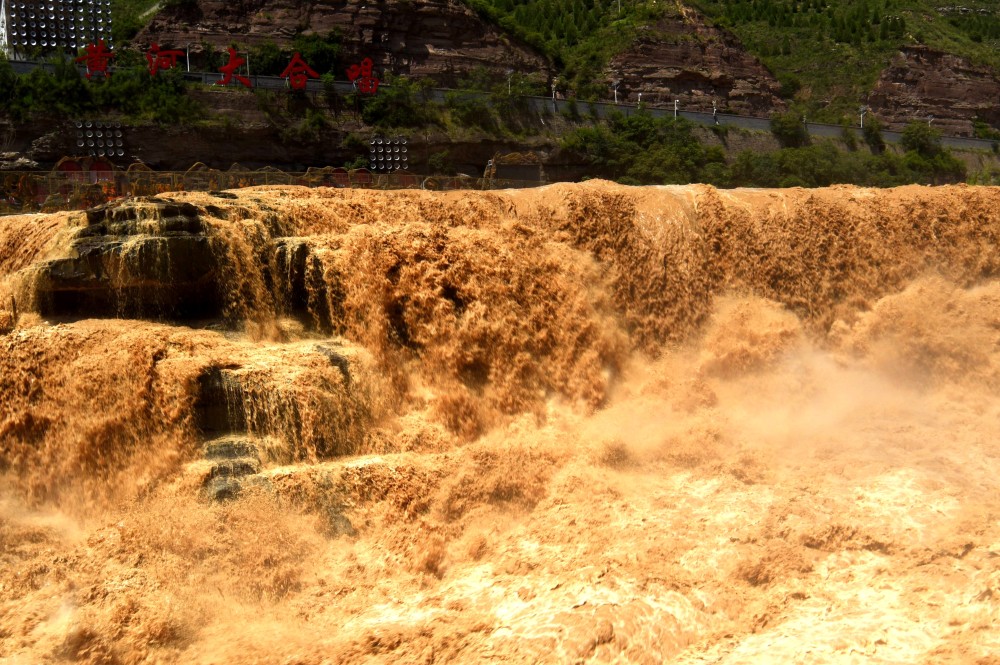 新华全媒黄土地唱红三首歌