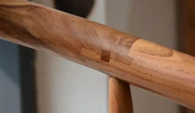 楔钉榫大多用在圈椅连接的部位,它里面是两个梯形直榫,相互扣合之后会