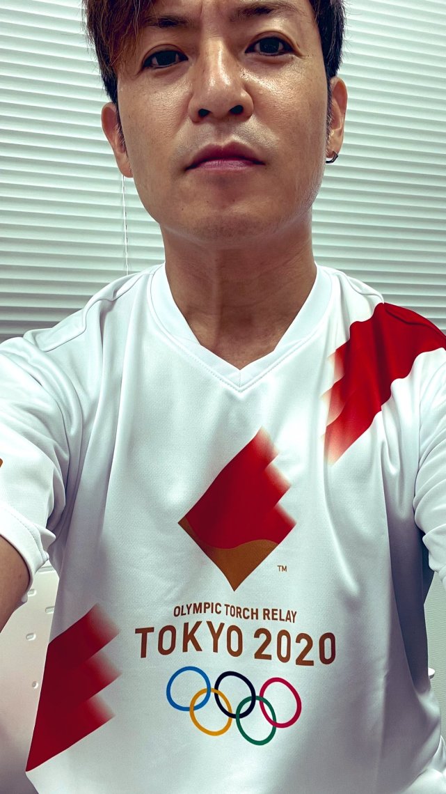 鹤野刚士担任奥运会火炬手以火炬接吻的方式将圣火传递给大家