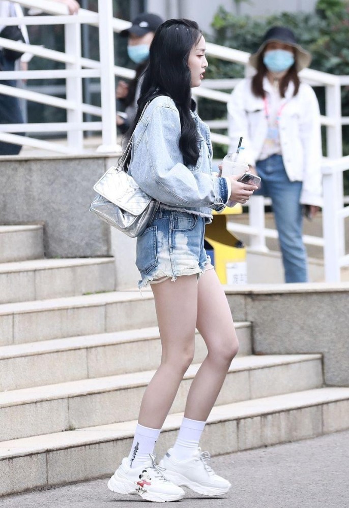 有一种甜美叫吴宣仪穿牛仔短裙秀竹签腿真有女团样