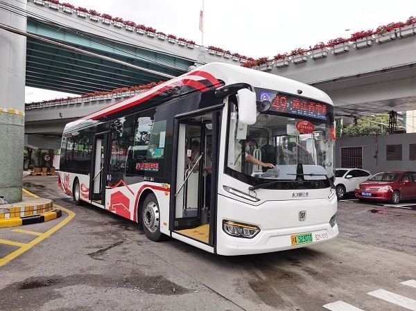 任天宝)昨天,21辆最新涂装的申沃纯电动公交车在上海市模范集体公交49