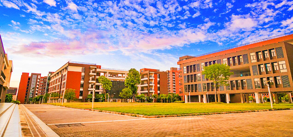 广东东莞的一所大学,以酒店管理为特色,在校生约5000人