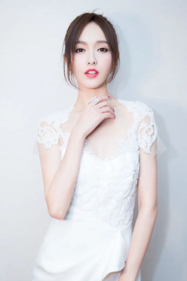 从最初的素色背景 人物特写,到如今各种道具特效齐上阵,明星出发照,却