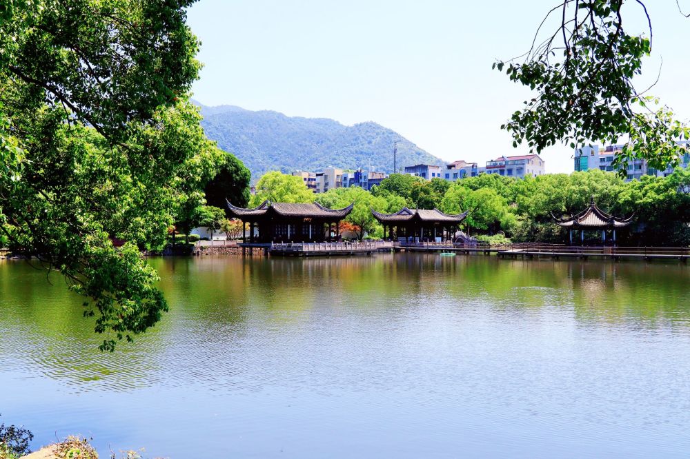 临海也有一个东湖,被诗人誉为小西湖,面积不大却亭台楼阁遍布_腾讯