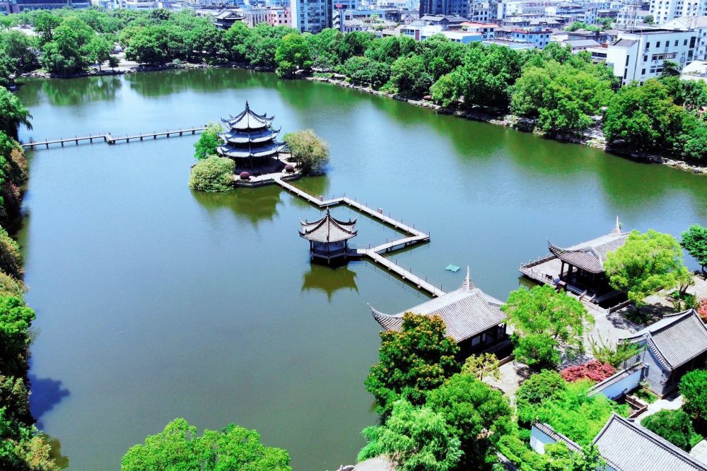 临海也有一个东湖,被诗人誉为小西湖,面积不大却亭台楼阁遍布_腾讯