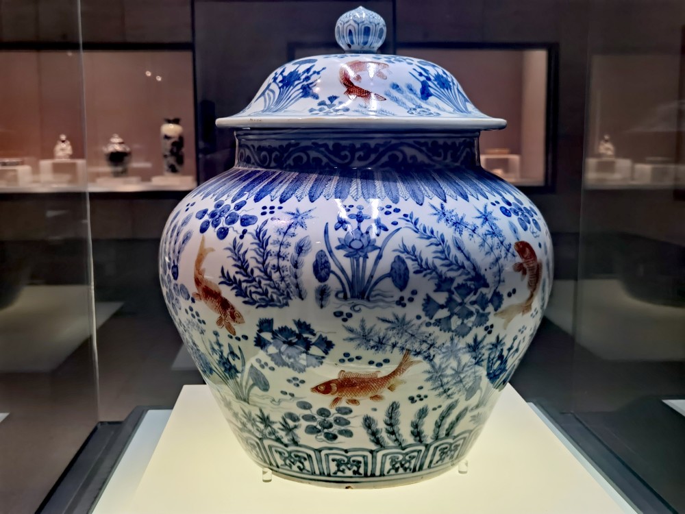 看见文物 寓意 金玉满堂 的青花红彩鱼藻纹盖罐 腾讯新闻