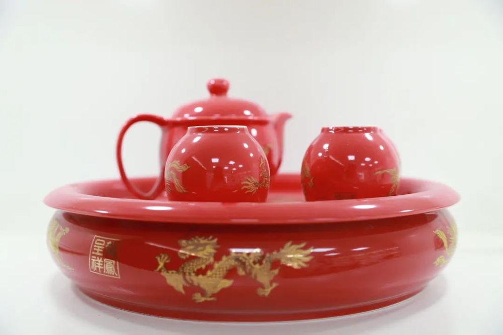目前,该公司还结合庆祝建党100周年契机围绕陶瓷杯子和茶具研发系列