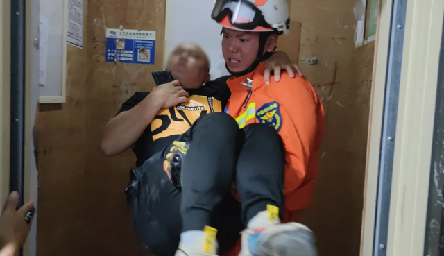 男子被困电梯30分钟缺氧晕倒在地消防员抱起紧急送医院