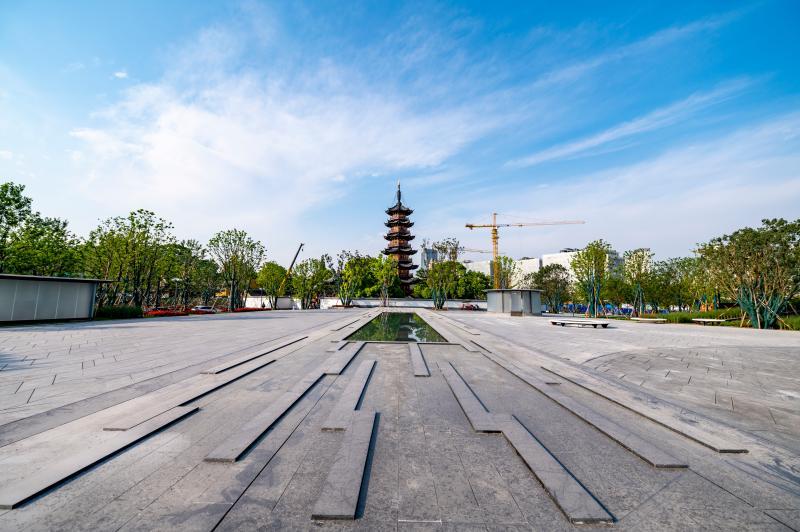 龙华广场全新亮相,"秋江塔影""天空之境"都来了_腾讯新闻