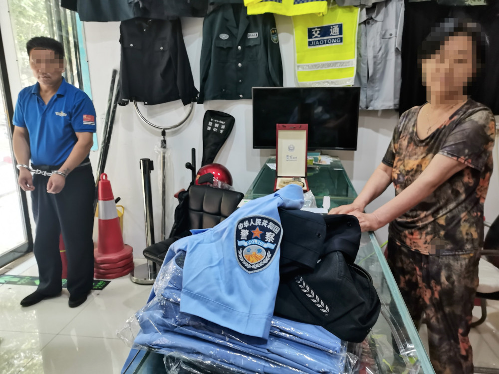 年10月份在经四路另一家店铺中以150元购买;警服短袖,制式肩章,警号