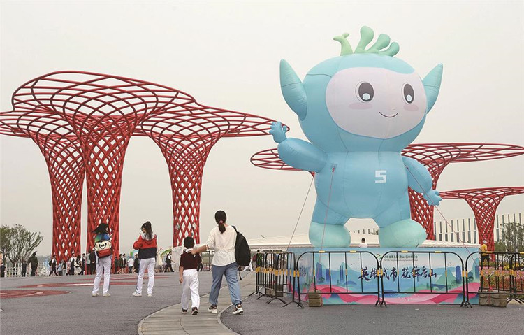 图为当天在园博会东门,吉祥物迎接游客的到来.