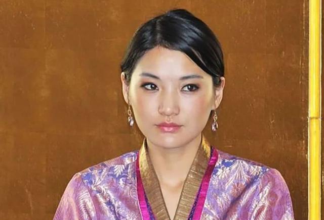 29岁不丹王后有多美拿发箍当皇冠照样胜人一筹