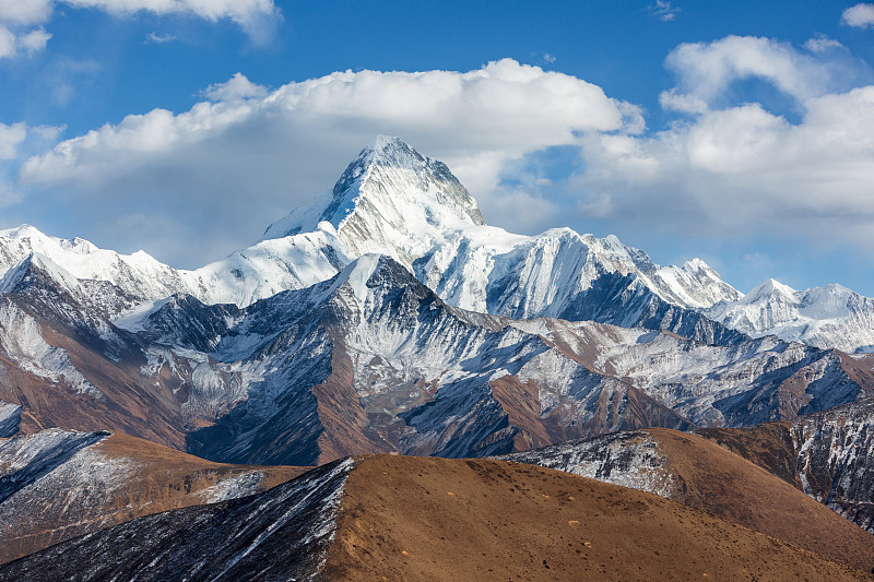 大雪山位於甘孜藏族自治州內,呈南北走向,由北向南有黨嶺山,折多山