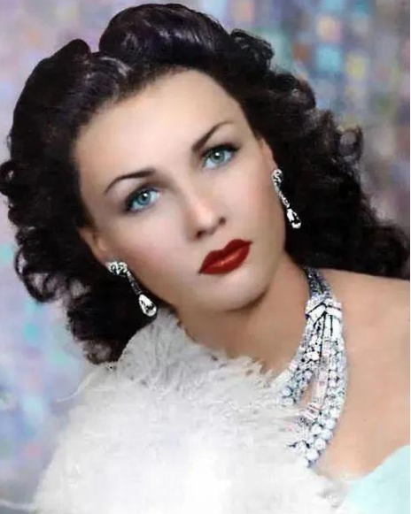 埃及绝色公主,联姻伊朗成王后,5年无子被弃,改嫁表哥儿女双全|法丝亚