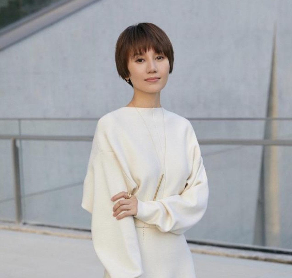 袁泉穿简约连衣裙,搭配一头短发显得特别干练,43岁身材还很好