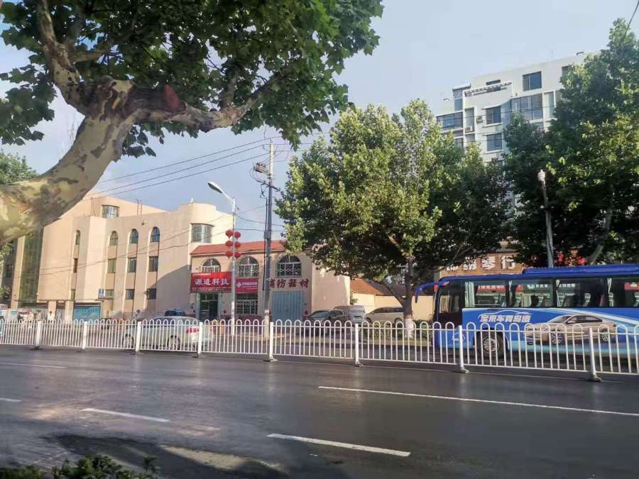 即墨区德馨大厦外的天空出现一道彩虹