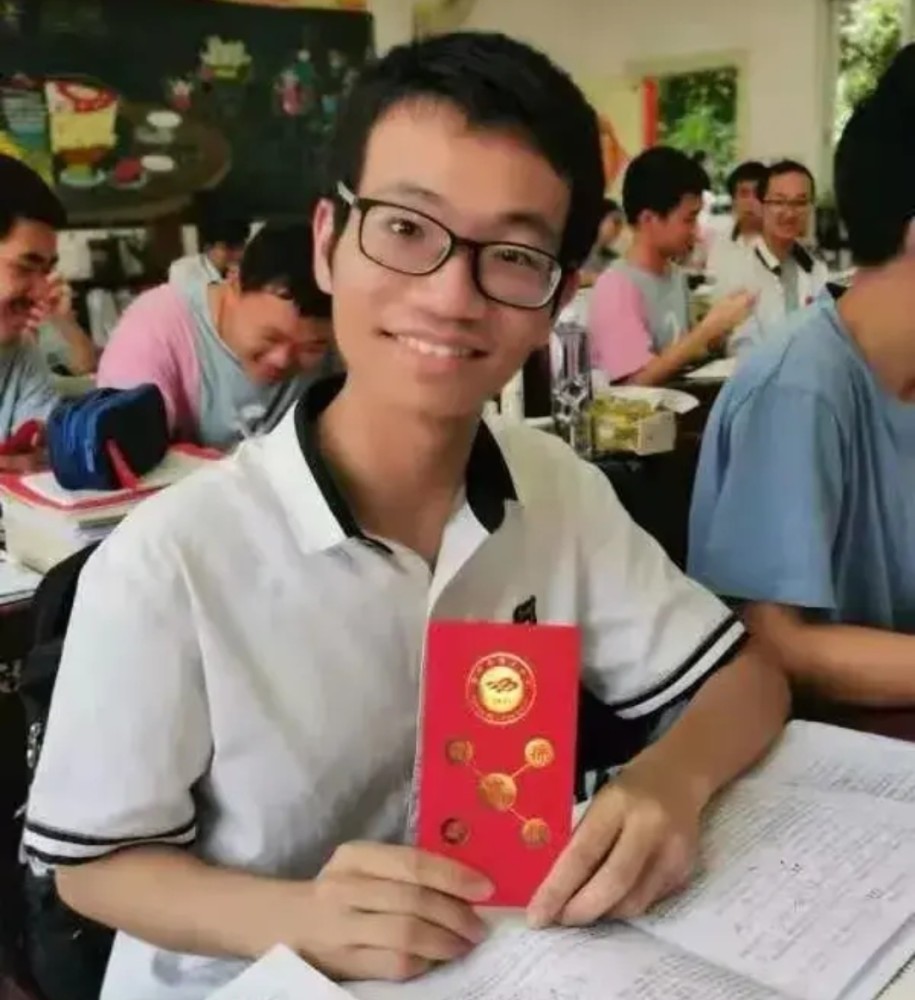 比如广西省2021年高考理科状元,来自南宁三中的蒙瑞俊,高考裸分总分