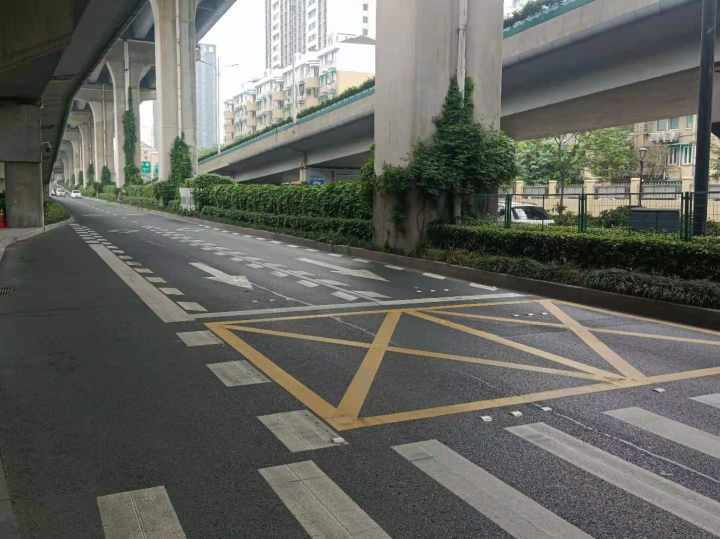 新老杭州人,发现斑马线一侧的"黄色网格线"吗?