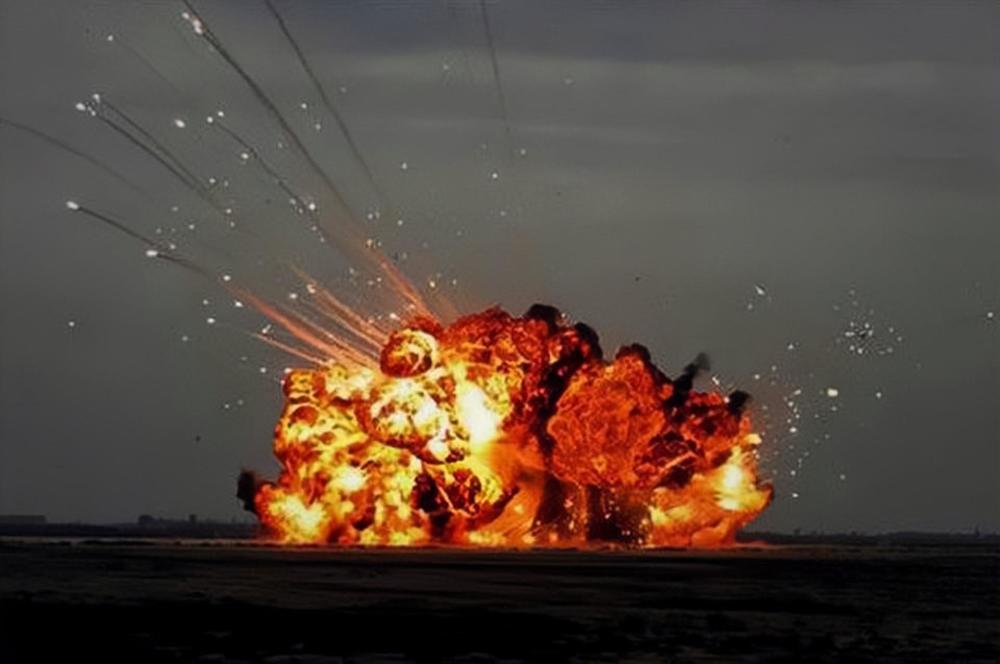 威力堪比核弹二次爆炸的云爆弹打击效果如何360度无死角