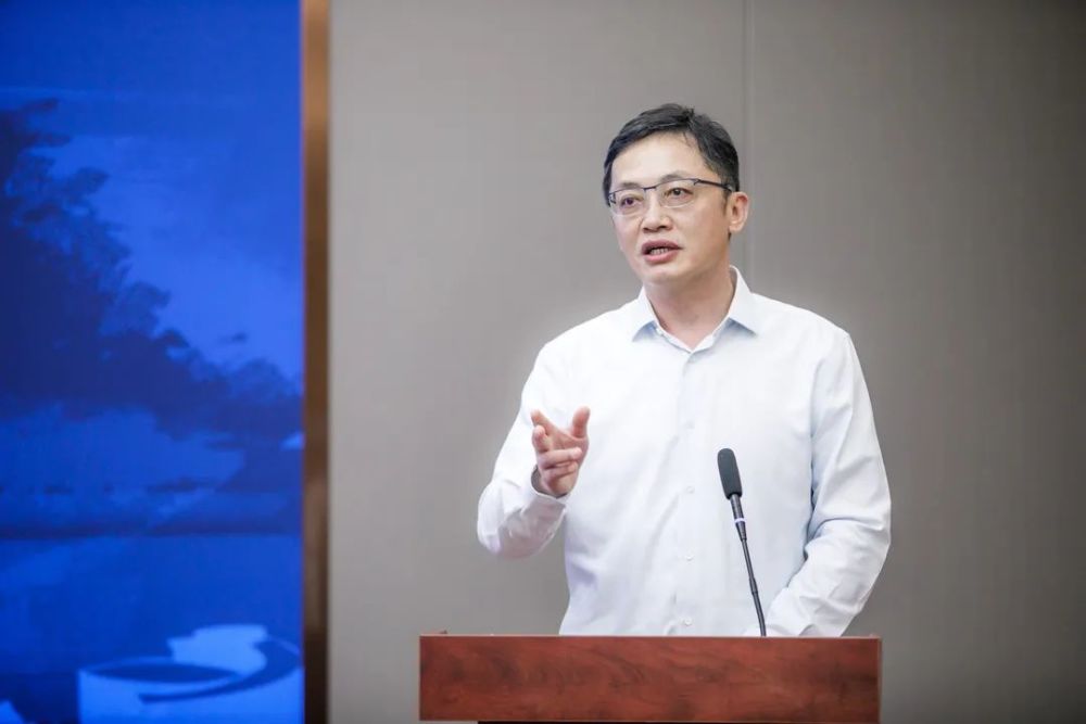 李栋介绍了上海外服集团的历史传承和发展近况,并指出