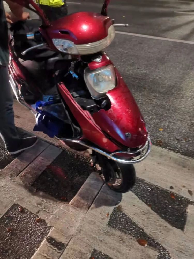 电动自行车多次摔倒后损坏.受访者供图.