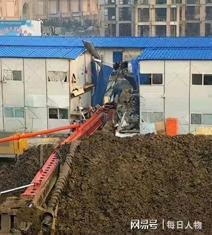 宁波一打桩机倒塌砸到轿车知名老板和海归接班女儿遇难