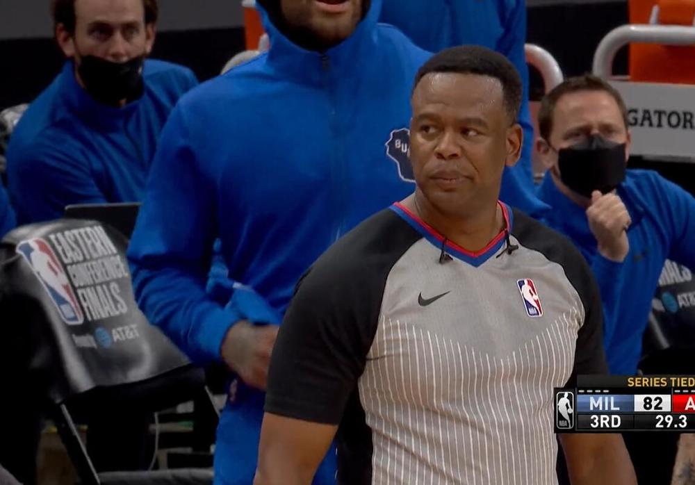 特雷杨是否被裁判垫脚?逐帧再看一遍:裁判表情说明了一切